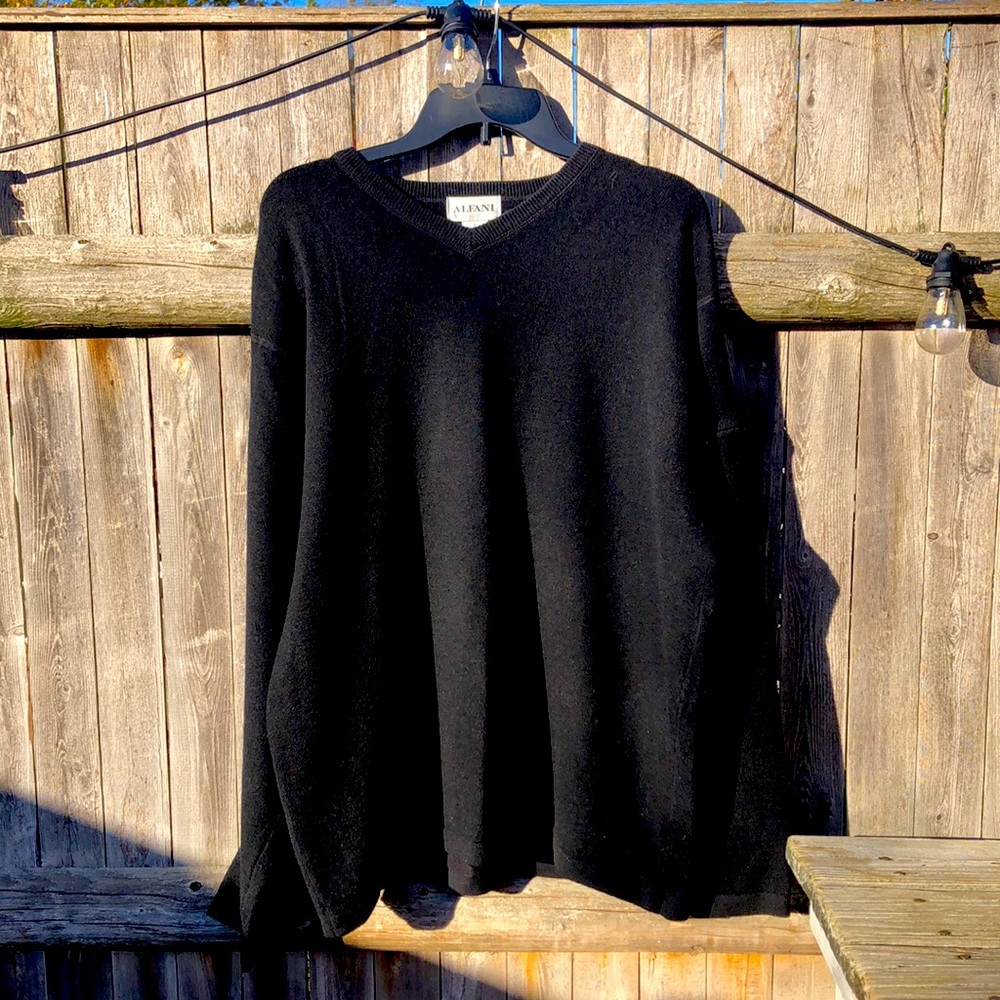 Alfani Men’s Large Black V-neck Wool blend Sweater. Zippered arm pocket. So soft